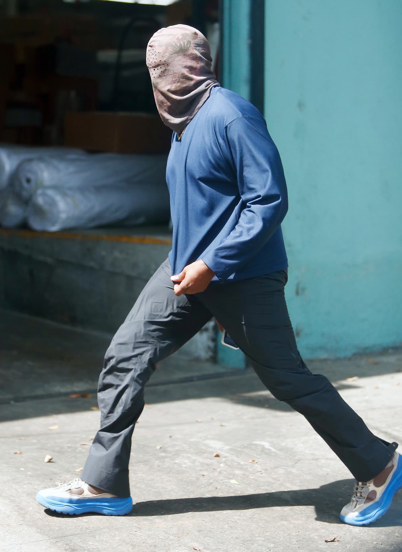 De acuerdo a los documentos legales, West se la colocó sobre la cabeza durante la audiencia, "oscureció su rostro y amortiguaba su voz". Los abogados de MyChannel protestaron porque el rapero se negó a quitársela, ya que afirmó que el equipo legal 
<b><a href="https://www.univision.com/entretenimiento/despues-de-su-pelea-con-drake-ahora-kanye-west-arremete-contra-ariana-grande-fotos" target="_blank">no tenía derecho a ver su rostro. </a></b>
<br>