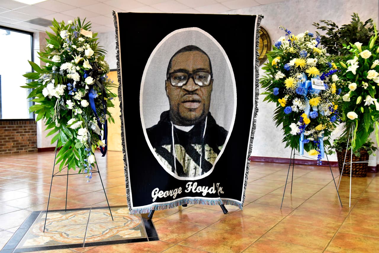 Un retrato de George Floyd recibe a los asistentes al servicio funerario del afroestadounidense en Raeford, Carolina del Norte, a las afueras de Fayetteville, su ciudad natal. Allí se realiza el segundo velorio público para Floyd, que será seguido de un servicio privado solo para la familia horas más tarde.
<br>