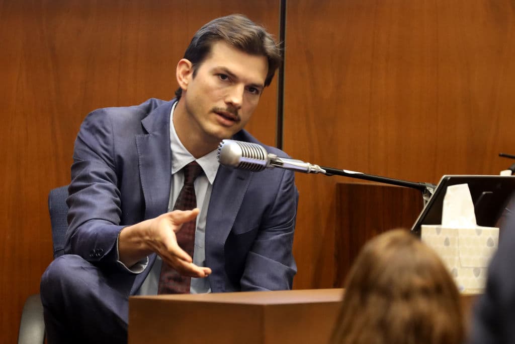 Kutcher confesó que sintió temor de que lo señalaran como sospechoso, porque sabía que sus huellas dactilares estarían en la puerta principal de la casa.
<br>