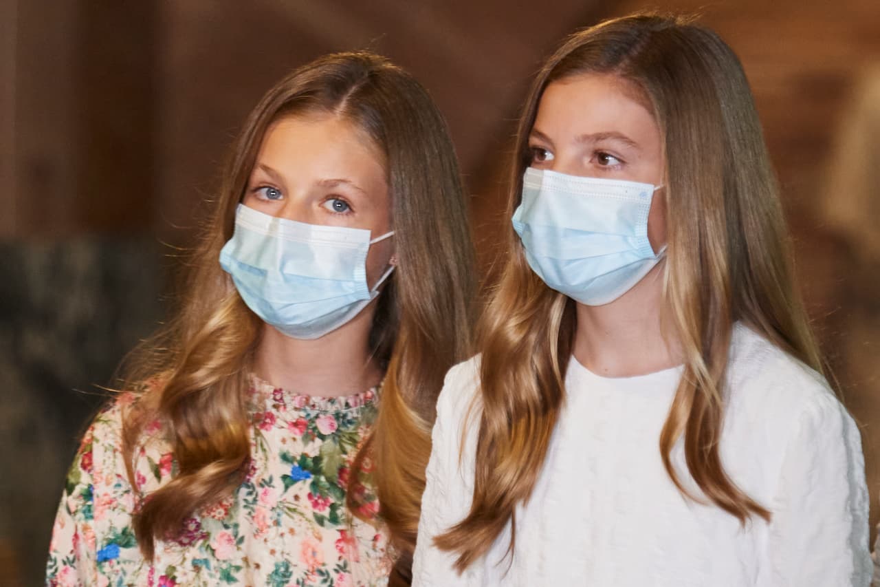 Entre todo esto, el monarca tomó una decisión que no echó atrás.
<b><a href="https://www.univision.com/noticias/mundo/el-rey-de-espana-renuncia-a-la-herencia-de-su-padre-a-quien-le-retira-su-asignacion-de-la-casa-real" target="_blank"> Viajar de vacaciones</a></b> junto con su familia. 
<br>