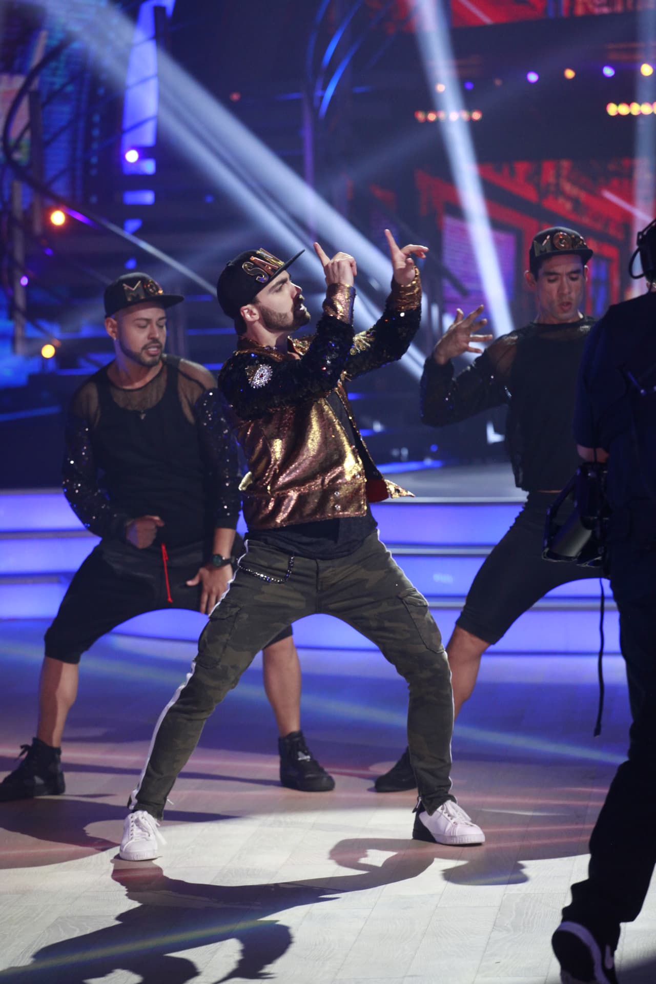 Ramundo, quien le apostó a la actuación tras estudiar Derecho, ha impactado con su 
<b><a href="https://www.univision.com/shows/mira-quien-baila/santiago-ramundo-intento-mejorar-con-traicionera-video">ejecución de géneros diversos en la pista de baile</a></b>.