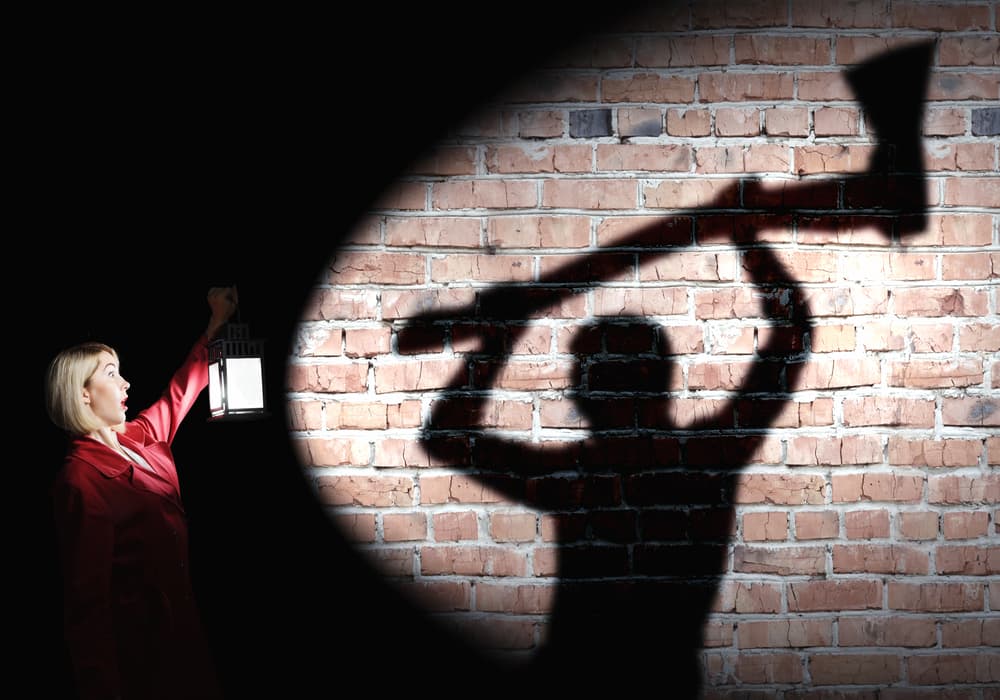 <b>CÁNCER</b>
<br>Por su naturaleza 'maternal', sería quien quiera proteger a todo el grupo, buscando la mejor manera de enfrentar la amenaza, así que podría ser quien sobreviva la noche... o pierda su vida al arriesgarse por alguien más.