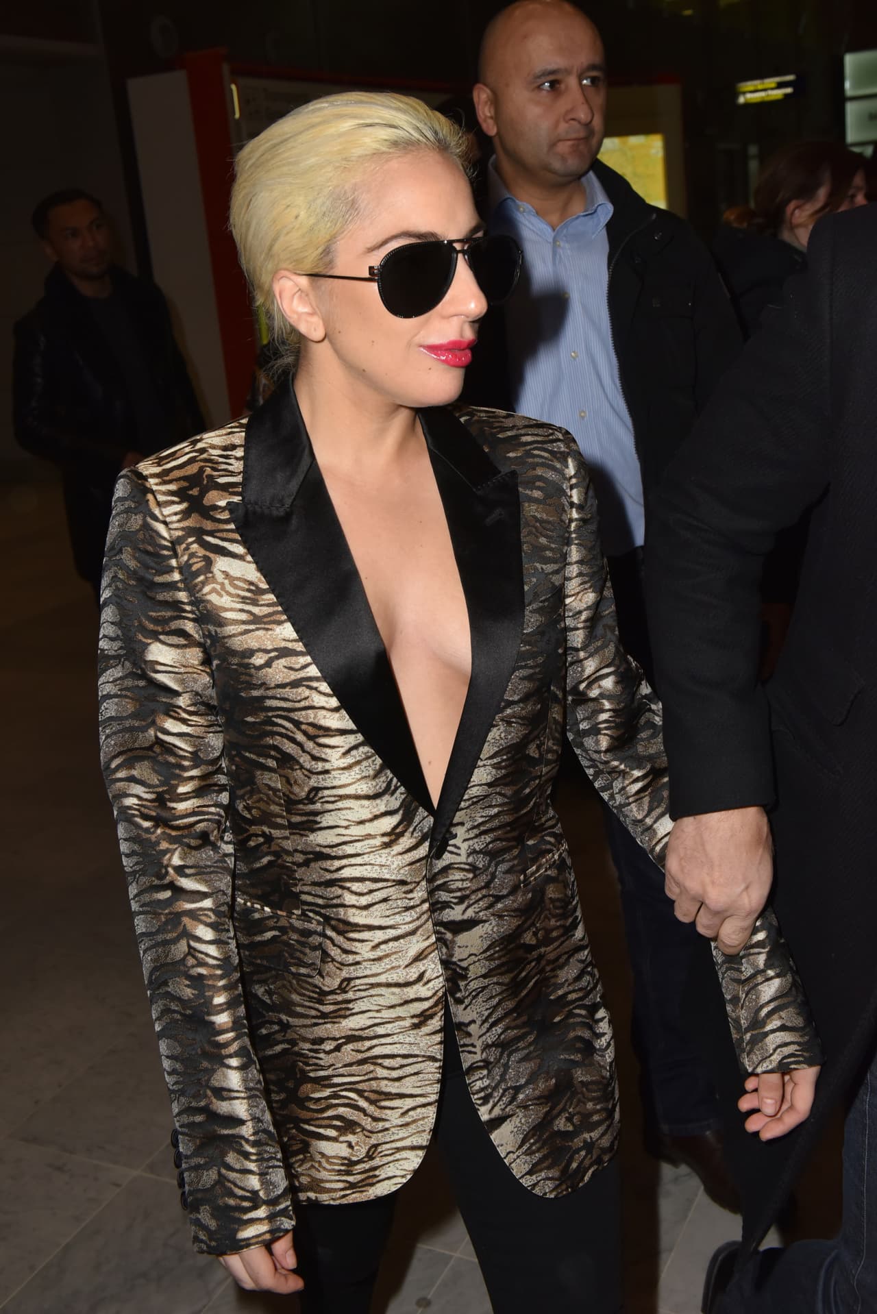 Quien no se queda atrás para llevar un braless ideal es la talentosa cantante Lady Gaga.