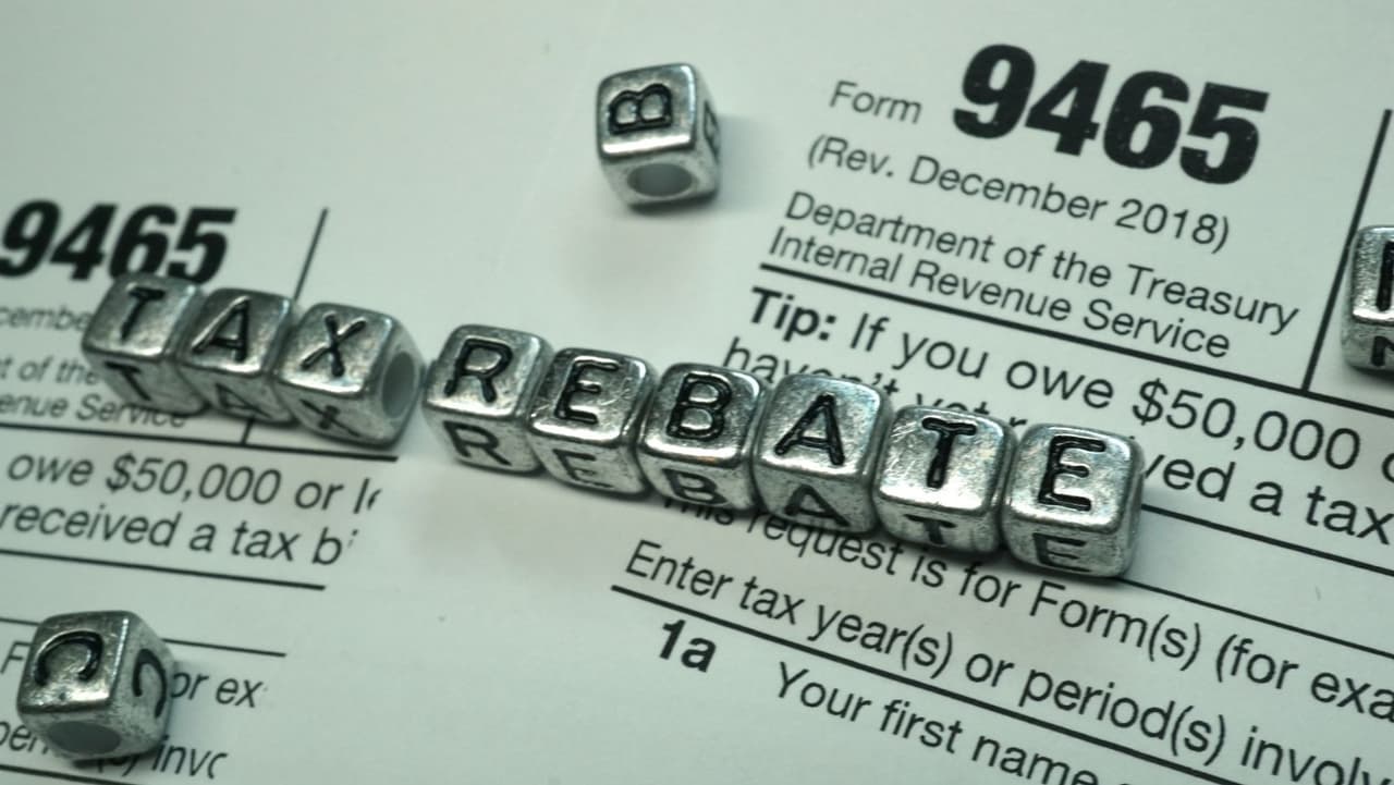 <b>Reclamar un crédito de reembolso de recuperación</b>: Desde que comenzó la pandemia, el IRS ha enviado tres rondas de pagos de impacto económico a los estadounidenses elegibles, la última de las cuales salió en 2021.Si recibió ese tercer pago, el 
<a href="https://www.irs.gov/es/newsroom/recovery-rebate-credit" target="_blank">IRS </a>le enviará una carta (
<b>Carta 6475</b>) detallando cuánto le pagaron. Debe reportar esa información en su declaración.