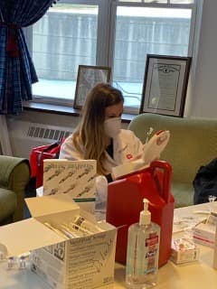 La administración Trump está pidiendo a los estados que aceleren la entrega de vacunas covid-19 a personas de 65 años o más y a otras en alto riesgo y no retener más la segunda dosis de las inyecciones, dijeron las autoridades el martes.