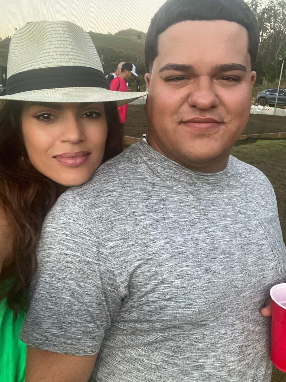 <b>Damaris Díaz</b>: En este 2023 buscare mejorar mi estado emocional, mental, y físico día a día para vivir una vida más plena y feliz. Me acercaré más a mi familia y la gente que quiero para brindarles más calor. Me voy a comprometer más con mi comunidad, y seguiré dando lo mejor de mí en mi trabajo. ¡También me propongo aprender a tocar un instrumento… la tambora, quizás!