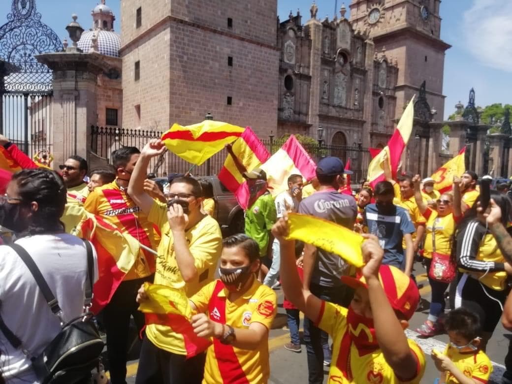 Entre cantos y consignas de protesta se llevó a cabo la marcha de la afición de Monarcas.