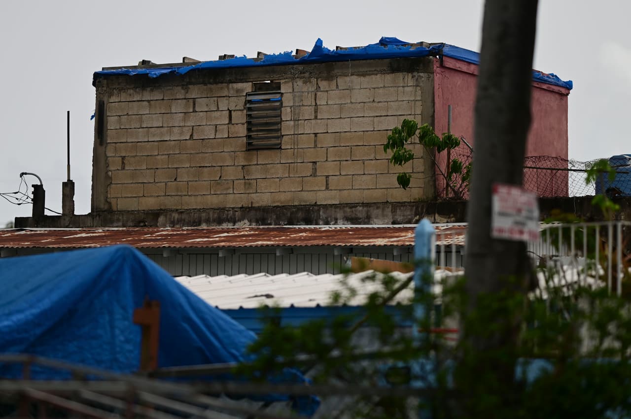 El plan del gobierno puertorriqueño conocido como 'R3' (que significa reparar, reconstruir o reubicar) es la primera gran iniciativa del territorio estadounidense para realizar grandes reparaciones y reconstruir casas dañadas o destruidas. Cerca de 27,000 propietarios se han inscrito pero, casi un año y medio después de la liberación de fondos federales a funcionarios locales, no se ha completado ni un solo trabajo de reparación o reconstrucción.