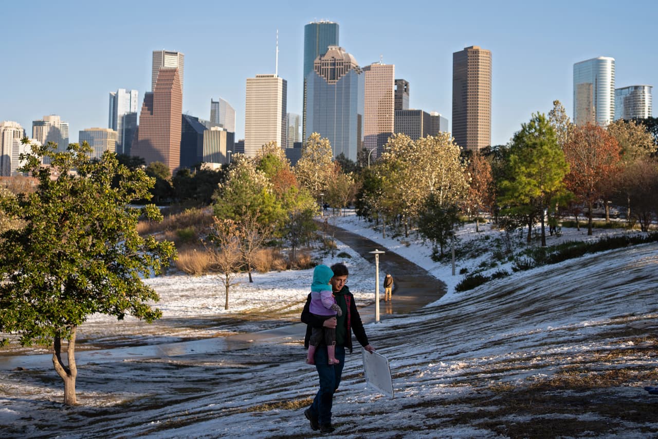 5. La máxima acumulación de nieve registrada en la región fue 
<b>en la ciudad Laporte, Texas, con 6.0 pulgadas.</b>