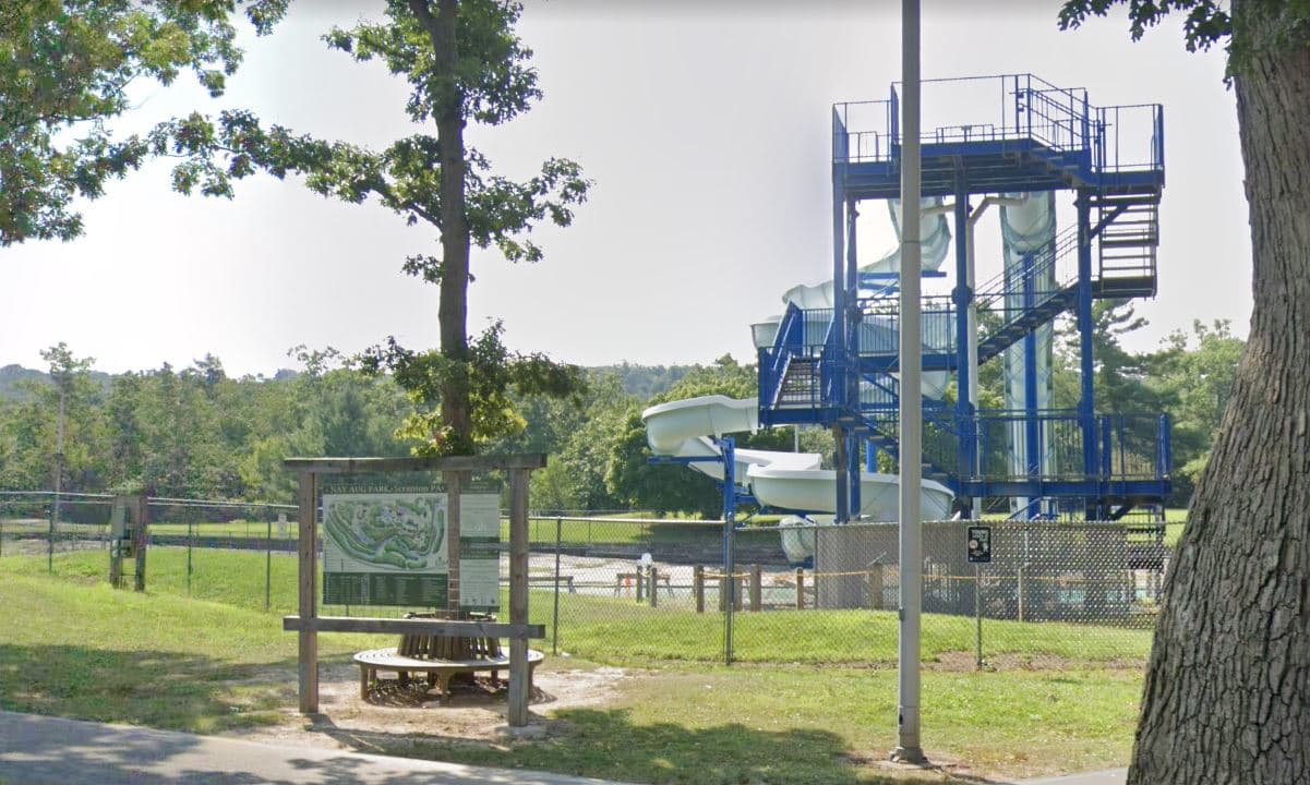 <b>Nay Aug Park (500 Arthur Ave, Scranton)</b>.
<b> </b>El parque más grande de la ciudad de Scranton ofrece a los residentes y visitantes un toque de naturaleza en medio del paisaje de la ciudad. Senderos para caminar, áreas de picnic, dos parques infantiles, dos piscinas olímpicas, complejo de toboganes e invernadero.