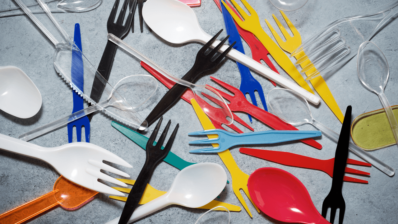 Adiós a los desechables: Chicago limita utensilios de un solo uso en órdenes para llevar