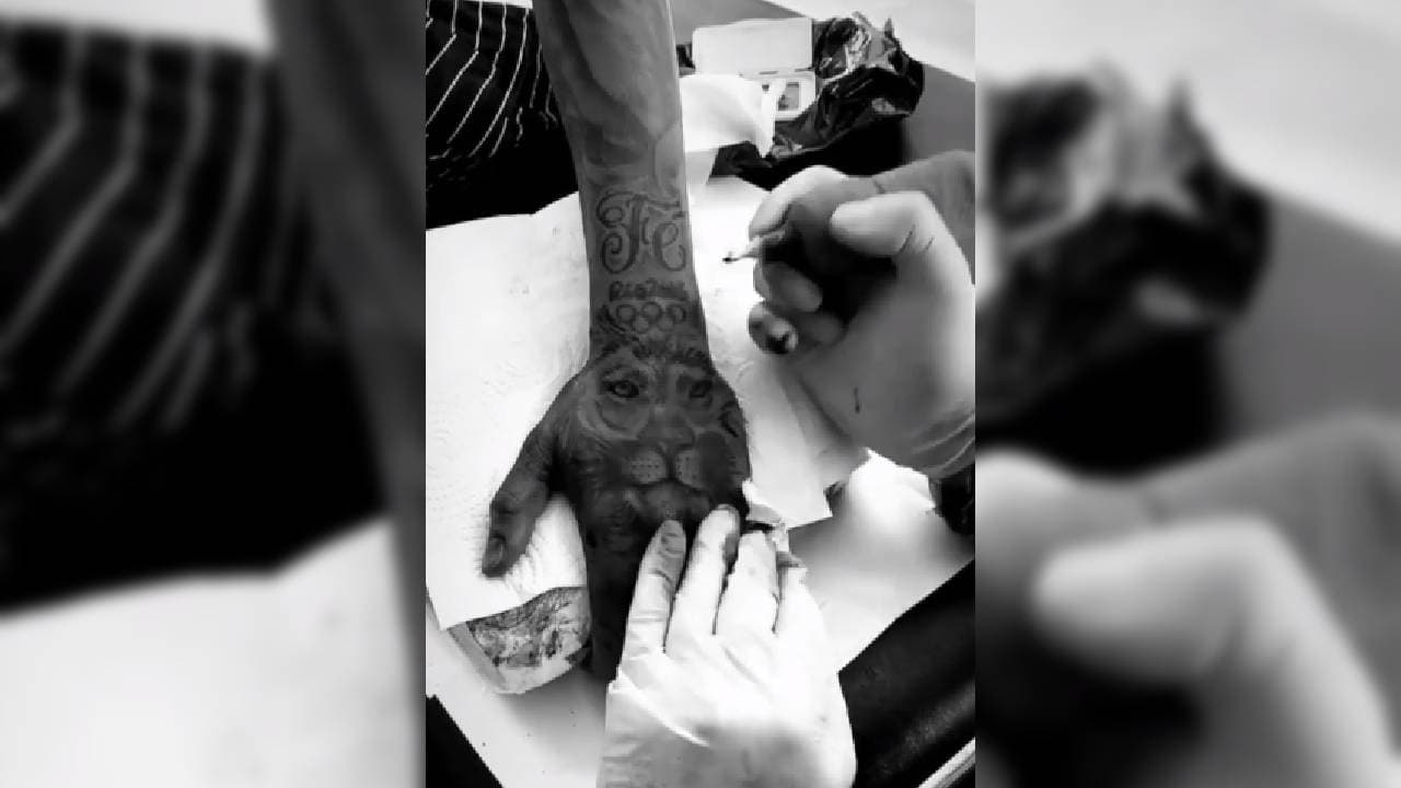 Pero no sólo realizó trabajos en su mano. Al parecer, aprovechó la visita para decorar una pierna.