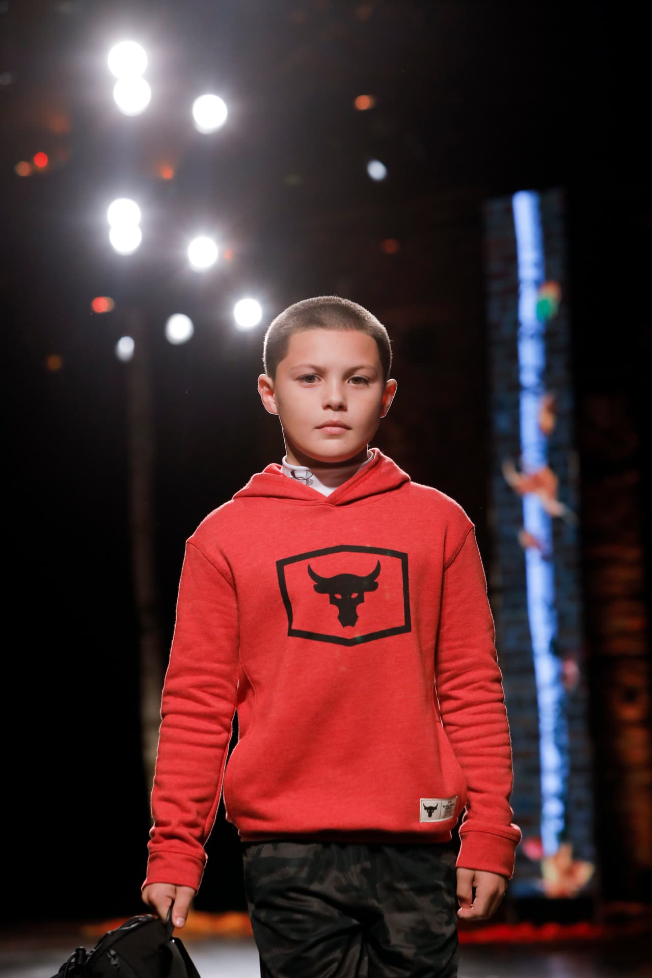 El famoso actor de televisión Javon 'Wanna' Walton también tuvo una participación en la pasarela.