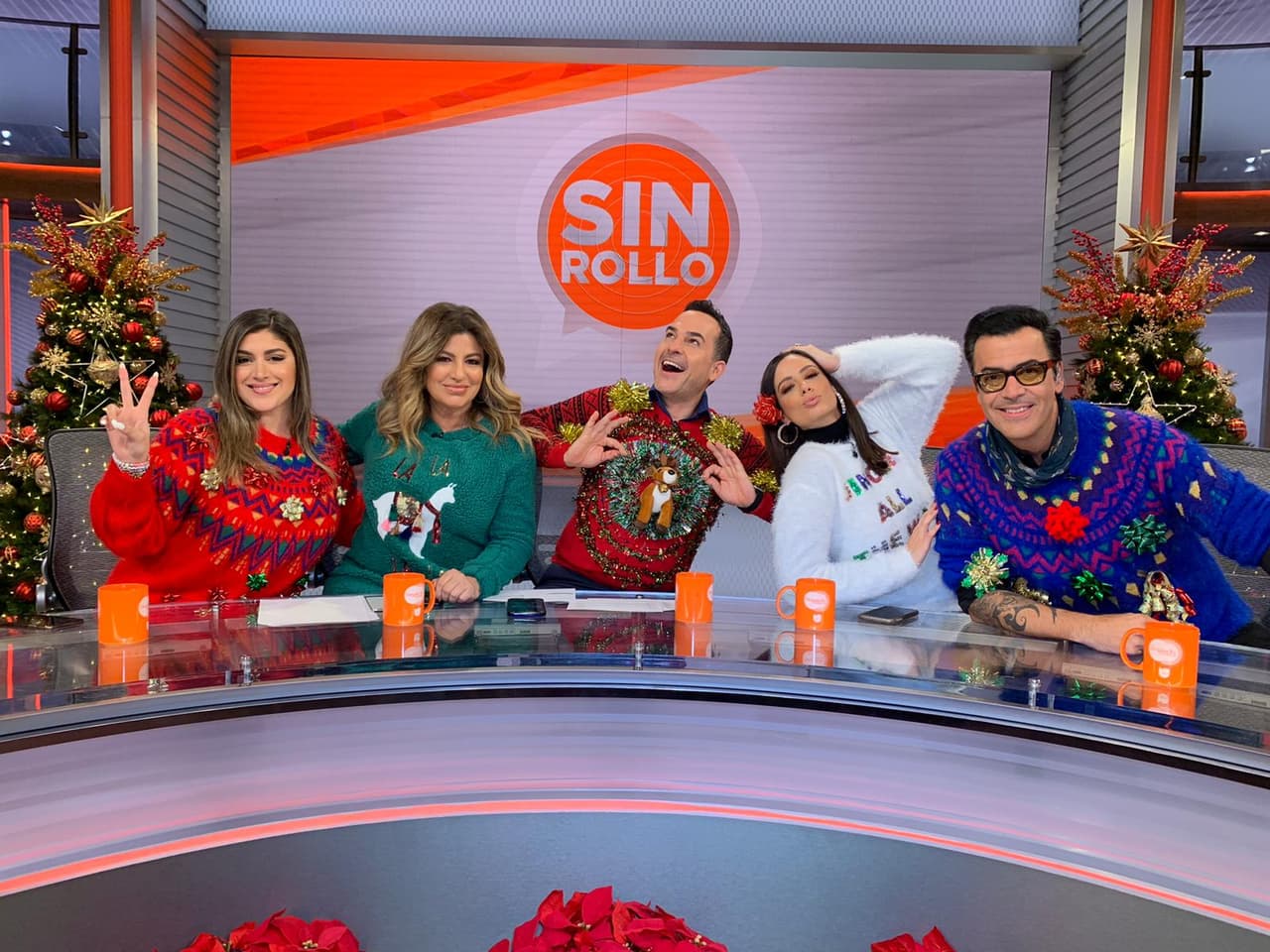 Hasta los integrantes de la mesa de Sin Rollo vistieron acorde a la celebración.