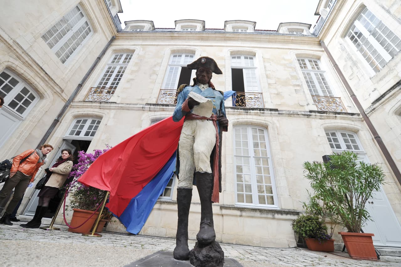 <b>Toussaint Louverture</b>. Fue el general de ascendencia africana que lideró la ‘Revolución Haitiana’ en el siglo XVIII. Su movimiento transformó la insurgencia de los esclavos en la primera rebelión americana contra la colonia. Este monumento se encuentra en la ciudad de La Rochelle, al oeste de Francia.
<br>