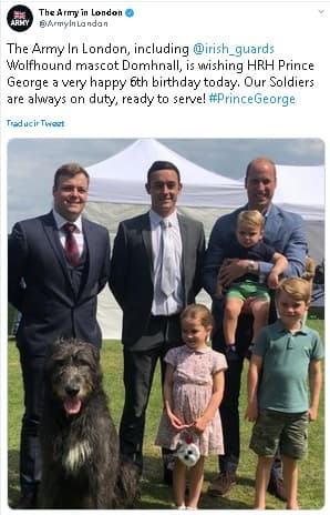 "El Ejército en Londres, incluida la mascota de la guardia irlandesa, el perro lobero irlandés Domhnall, le desea a su alteza real, el príncipe George, un feliz cumpleaños hoy. ¡Nuestros soldados están siempre en servicio, listos para servir!”, dice el mensaje que estuvo acompañado por 
<b><a href="https://twitter.com/ArmyInLondon/status/1153277213971820544" target="_blank">esta imagen</a></b>.