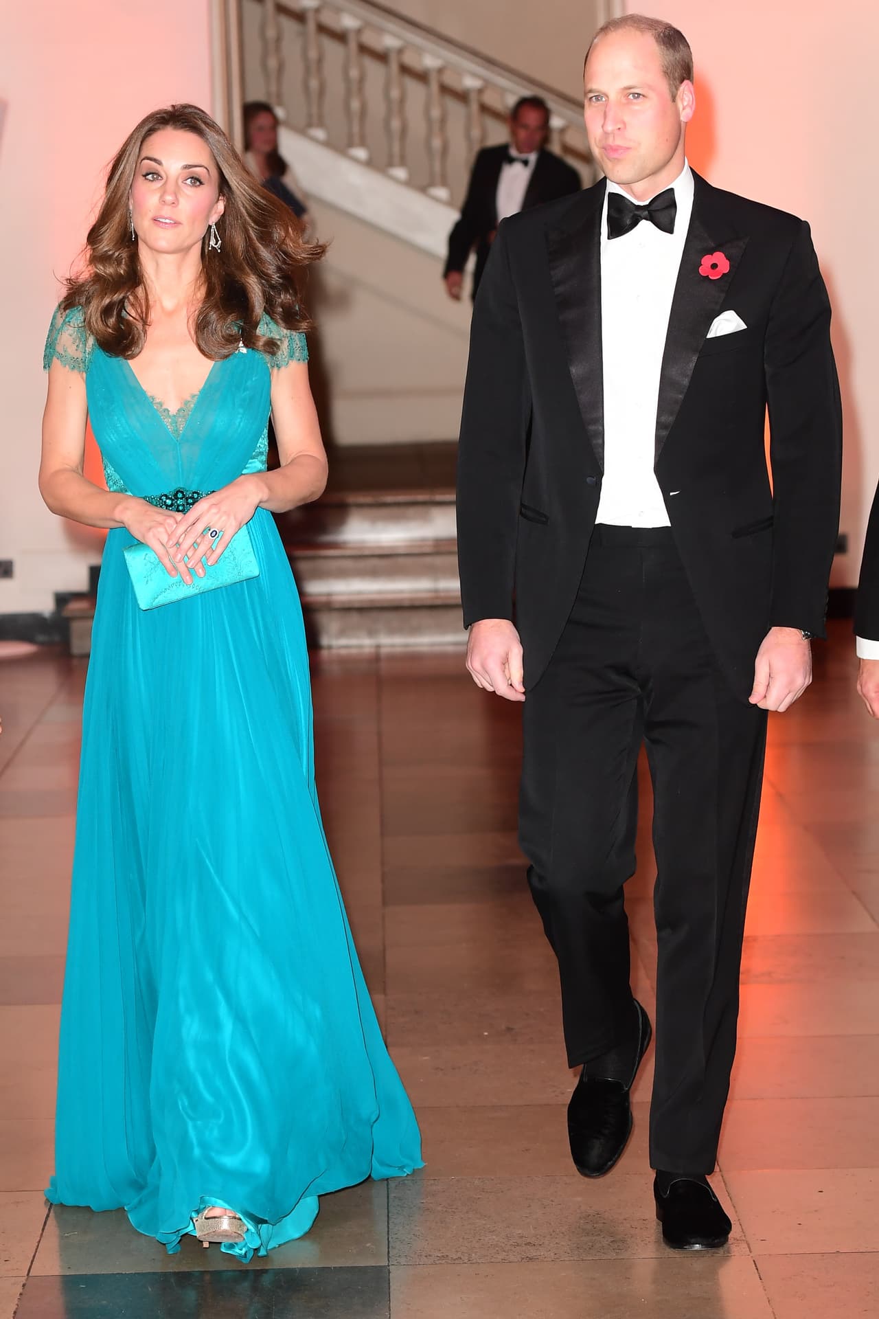 Middleton también repitió los accesorios; sus zapatos son Jimmy Choo
<i> </i>y el bolso de mano, a juego, también de Jenny Packham.