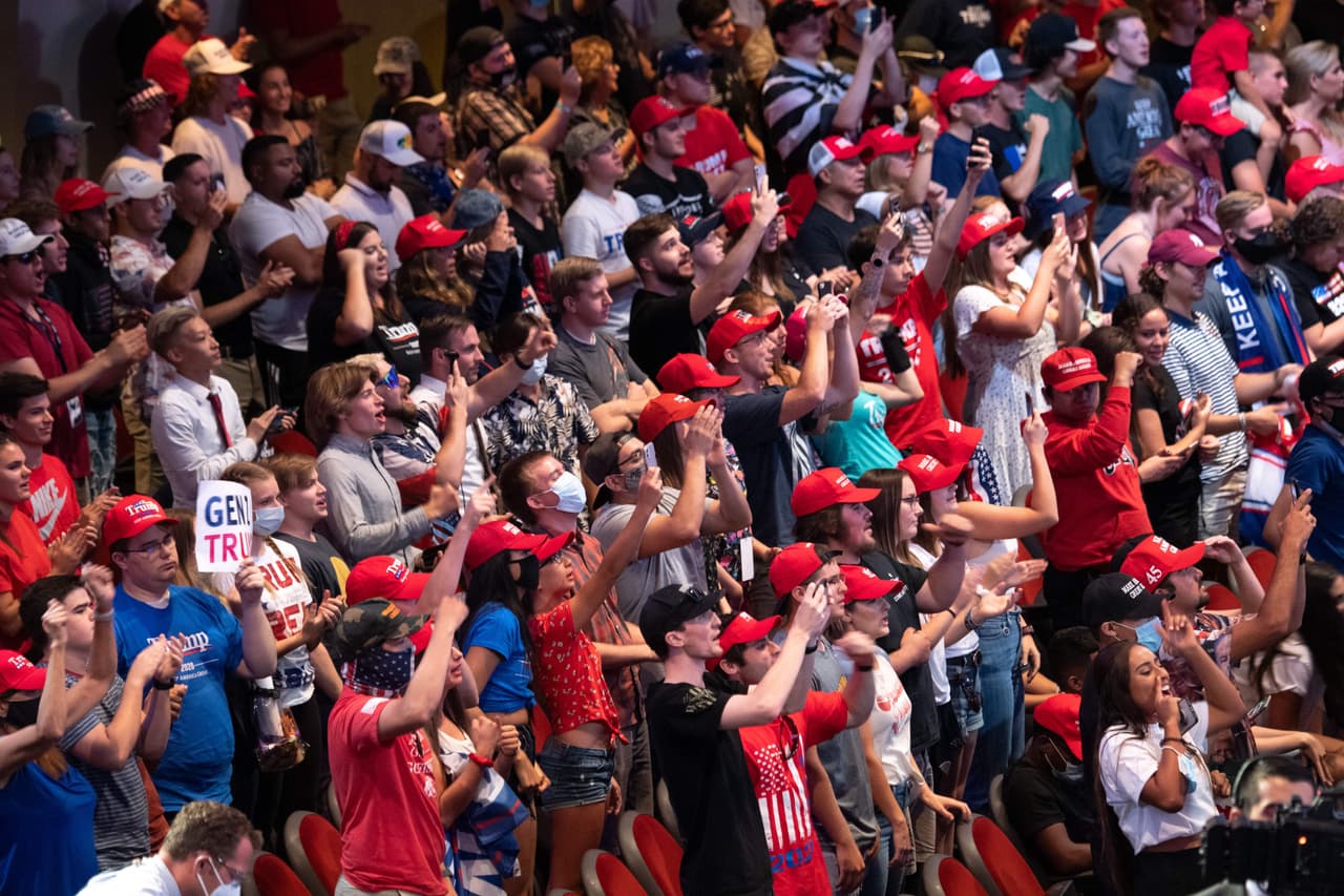 Trump criticó específicamente la votación por correo y dijo que no tiene ningún problema con la votación en ausencia cuando una persona está ausente y no puede regresar a su casa para votar, pero criticó el tipo de sistema de votación por correo que Arizona ha implementado, que permite a cualquier votante solicitar una boleta sin dar una razón.El presidente se comprometió a apoyar las leyes que requieran que los votantes presenten identificación para emitir su voto.