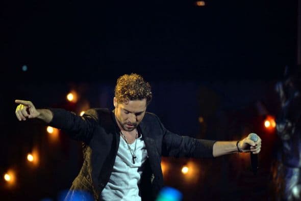 Como un grande se presentó en el escenario de los Premios Juventud el español David Bisbal.