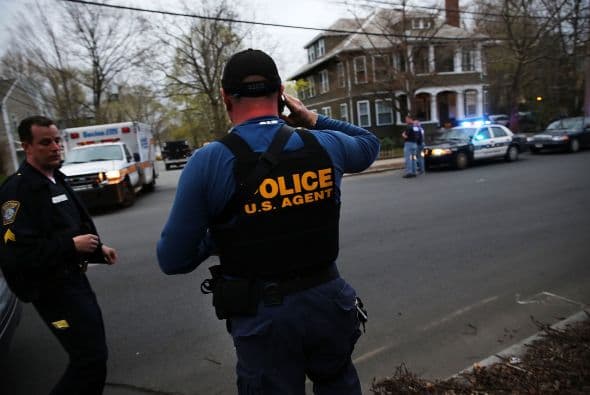 La policía confirmó vía Twitter, la detención del segundo sospechoso de los atentados del pasado lunes en el maratón de Boston (EE.UU.) y que había sido acorralado en el barrio de Watertown. "CAPTURADO!!! La caza se ha acabado. La búsqueda ha terminado. Se acabó el terror. Y la justicia ha ganado. El sospechoso está bajo custodia", se lee en el tuit de la policía de Boston. A lo largo de toda la jornada un extraordinario despliegue policial había perseguido a Dzhokhar Tsarnaev, un joven de 19 años de origen chechén, presunto coautor de los atentados. Según el diario Boston Globe, Tsarnaev fue capturado después de un tiroteo en el que resultó herido, por lo que está siendo trasladado al Hospital Mount Auburn de Cambridge. Un oficial le dijo al diario que el joven, de 19 años, se encuentra consciente. La noticia de su captura fue acogida con aplausos por el público que salió de sus casas.