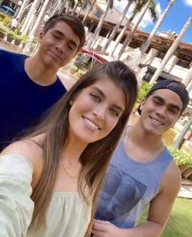 En varias de sus publicaciones, 
<a href="https://www.univision.com/famosos/hija-jorge-salinas-gabriella-operacion-rostro-fotos">Gabriela Cataño, la primogénita de Jorge Salinas</a>, le ha demostrado su apoyo a sus medios hermanos.