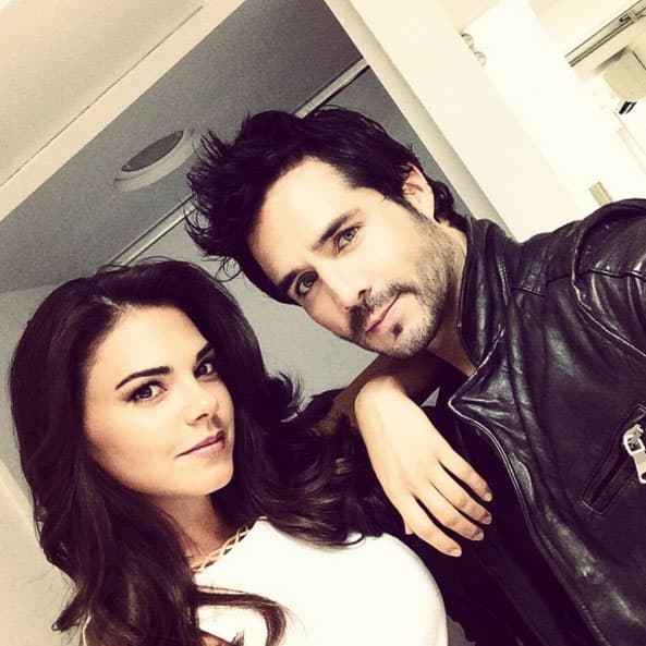 Se dice que su amor traspasó la pantalla y mantuvieron un breve romance en la vida real, aunque los dos siempre lo han negado.