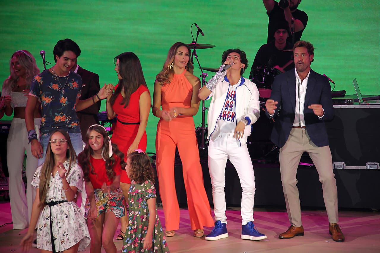 La presentación de ’Soltero con hijas’ comenzó con la actuación musical de Emilio Osorio, hijo de Juan Osorio y Niurka Marcos, quien interpretó los temas ‘La vida es un carnaval’ y ‘La playita’, tema que musicalizará el melodrama.