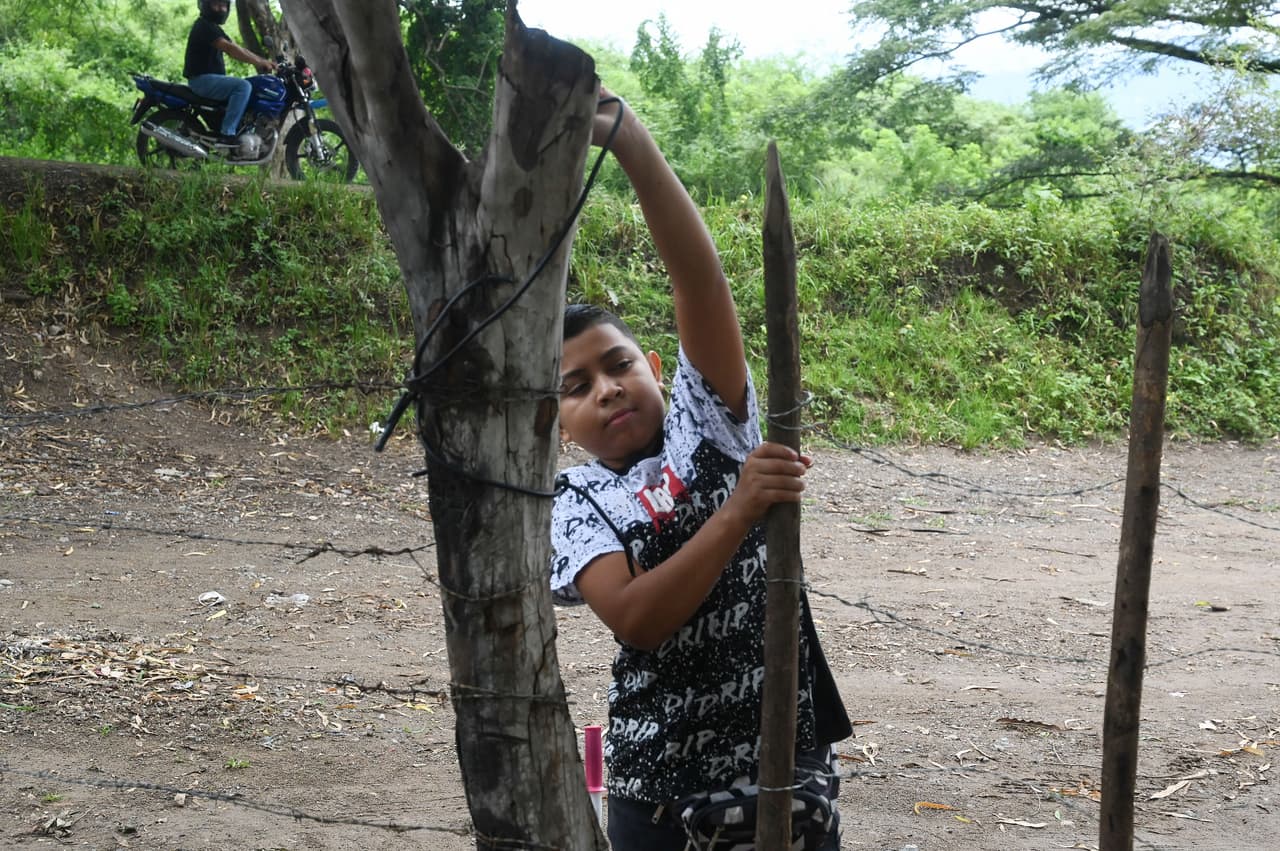 "Mi papi me compró la primera máquina, de ahí comencé a cortarle el pelo a él", cuenta este niño que terminó la primaria en 2021 y tiene planes de empezar la secundaria el año próximo. 
<b>El trabajo infantil es una realidad en Honduras y en muchos otros países de Latinoamérica, aunque las leyes lo prohíben. </b>