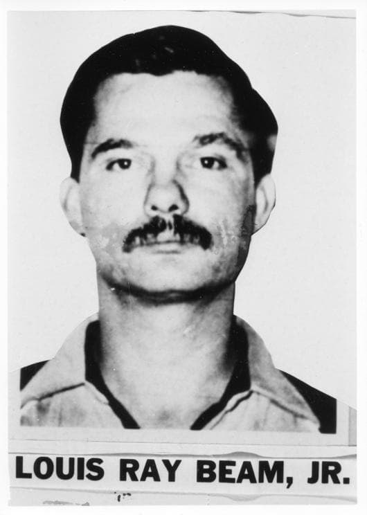 <h3 class="cms-H3-H3">Louis Ray Beam, Jr. </h3>
<br>El miembro número 414 en integrar la lista de los más buscados por la agencia
<b> fue encontrado en Guadalajara, México (en el occidente del país)</b> dentro de su casa y junto a su esposa, la cual 
<a href="https://www.fbi.gov/wanted/topten/topten-history/hires_images/FBI-414-LouisRayBeamJr.jpg/view" target="_blank">abrió fuego contra la policía mexicana</a>, hiriendo a un oficial.