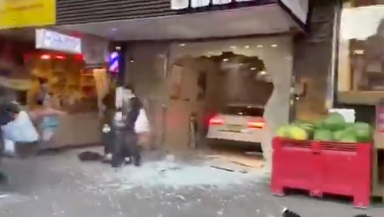 Disputa callejera termina con un coche estrellándose contra una panadería en Queens