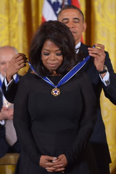 Winfrey recibió en noviembre de 2013 de manos de Obama la Medalla presidencial.