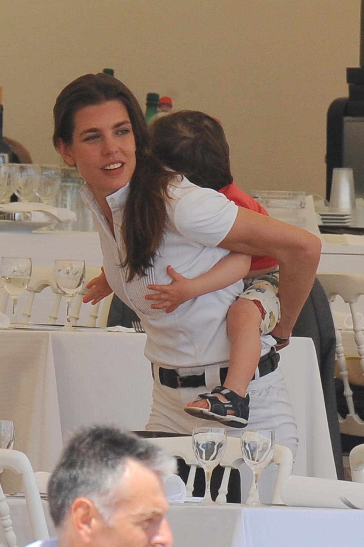 Por eso lo trajo de aquí para allá tras su espalda.