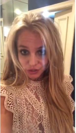 Ante la autoridad, se alegó que la figura de la tutela buscaba protegerla y evitar que las personas 
<b><a href="https://www.univision.com/famosos/es-en-serio-britney-spears-presume-tacones-de-6-000-que-compro-hace-4-anos-y-admite-que-nunca-los-ha-usado-fotos" target="_blank">se aprovecharan de ella financieramente. </a></b>
<br>