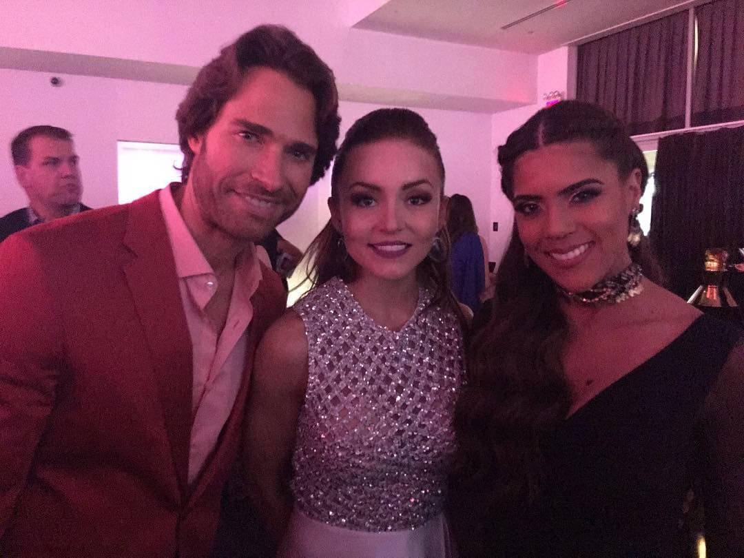 Durante la fiesta en honor a los más bellos de la revista People en Español, Francisca aprovechó para tomarse la foto con Sebastián Rulli y Angelique Boyer.
