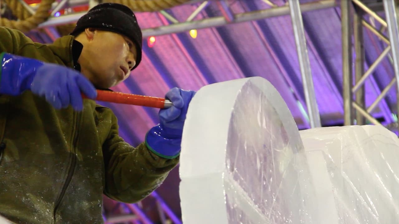 Las esculturas de la exhibición 'Navidad Caribeña' son creadas por un equipo de talentosos talladores.