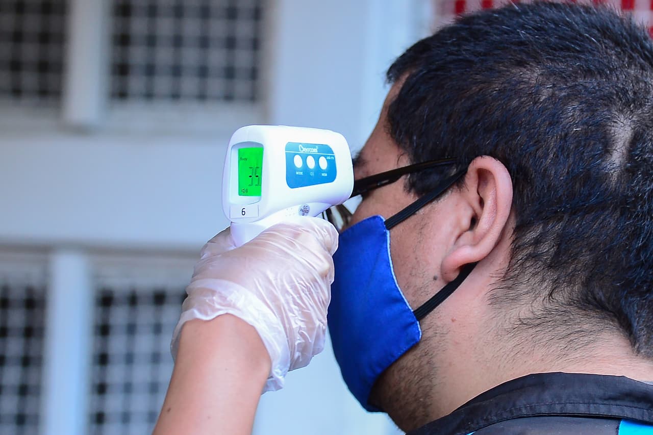 También se le toma la temperatura a los aficionados que ingresaron al estadio.