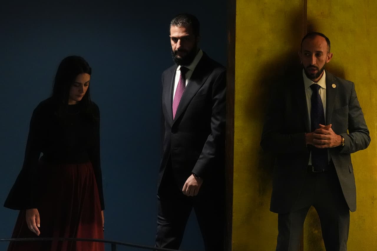 En un discurso ante la Asamblea General de la ONU, Ahmad al-Sharaa, presidente de Siria, sostuvo que Israel ha llevado a cabo más de 500 ataques aéreos y de artillería contra el país desde que asumió el poder hace casi dos años. Israel también ha realizado 1.200 incursiones terrestres y ha detenido a casi 300 personas, agregó.