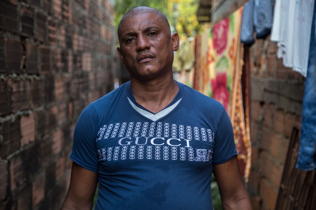 Juan Enrique Galtier condena al régimen de los Castro por haber acabado con Cuba. Se considera su víctima y asegura que no quiere saber nada de la isla caribeña. Él creció escuchando la retórica anti-estadounidense. Ahora su meta, y la de los inmigrantes cubanos en Turbo, es llegar a Estados Unidos y ganar suficiente dinero para sacar al resto de su familia. "Si de los cubanos fuera la decisión de irse o quedarse, Cuba se queda vacía", asegura.
<br>