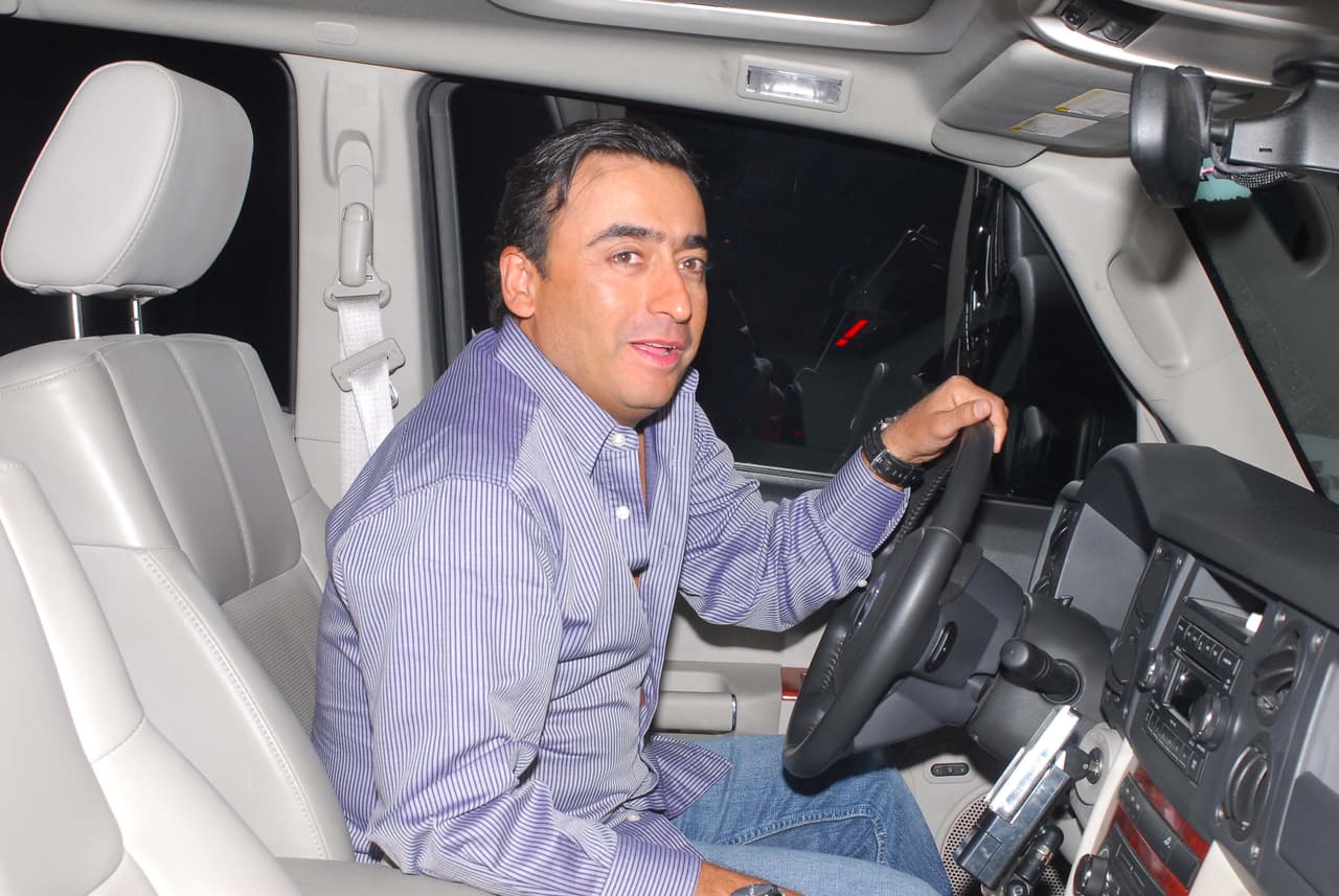 Debido al continuo uso de gorras, Adal Ramones perdió mucho cabello, dejando al descubierto sus pronunciadas entradas.