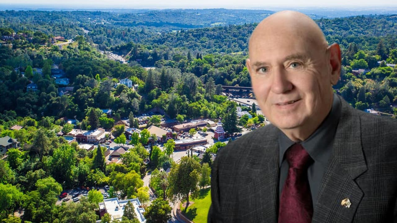 El alcalde de Auburn renunciará tras comparar a seguidores de Trump con el KKK