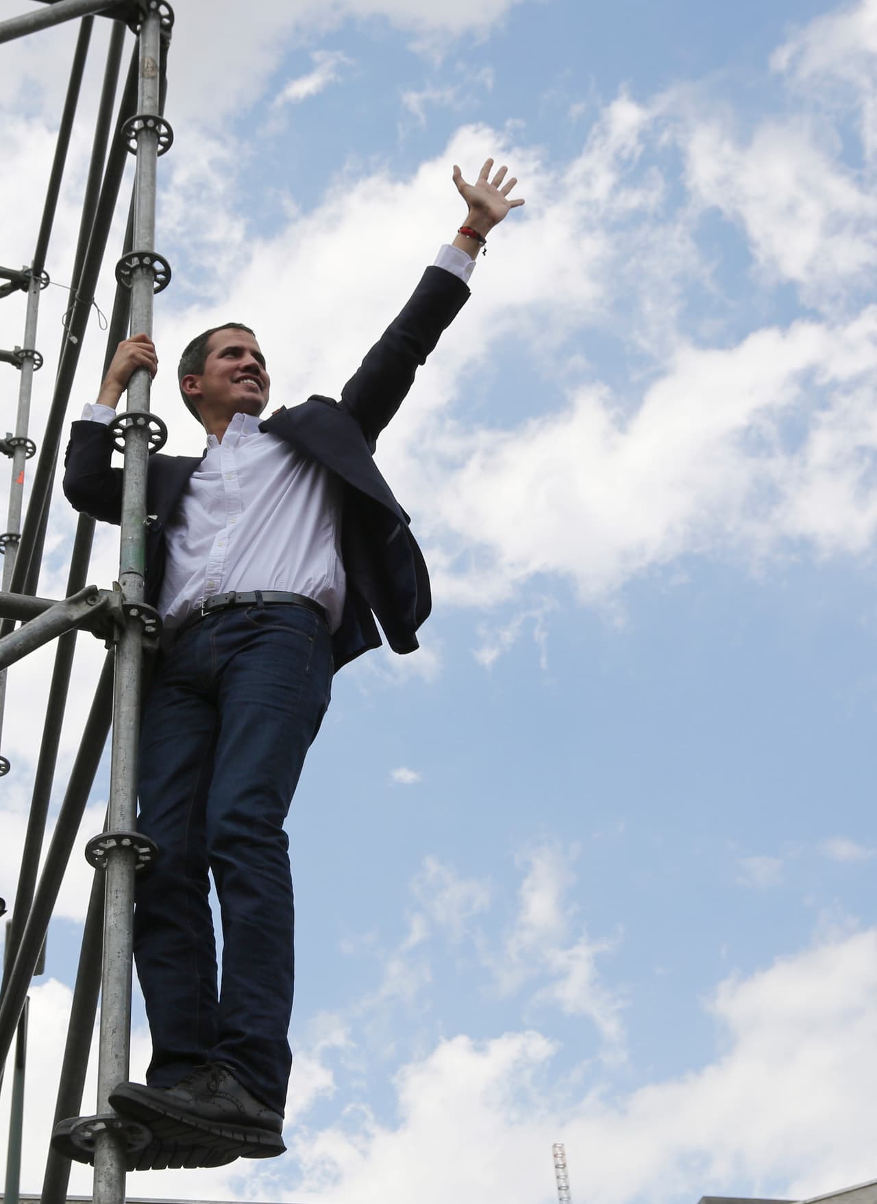 A finales de enero a pedido de la Fiscalía General, el Tribunal Supremo de Justicia (ambas instituciones controladas por Maduro) prohibió la salida del país de Guaidó debido a hechos "violentos" y por llamados a la comunidad internacional que han desembocado en el bloqueo de cuentas de la República.