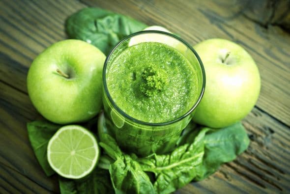 Cómo hacerlo. Licúa dos tazas de espinaca, una pera madura, una manzana, medio pepino, una cucharada de jugo de limón fresco y cantidad de agua a gusto (de 1 a 3 tazas, aproximadamente), para obtener esta riquísima y nutritiva bebida.