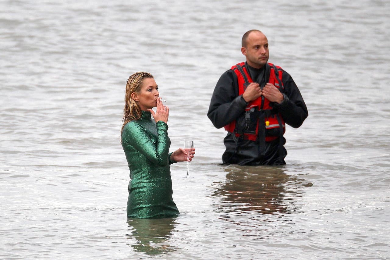 Kate Moss, con sus vicios en en el mar.