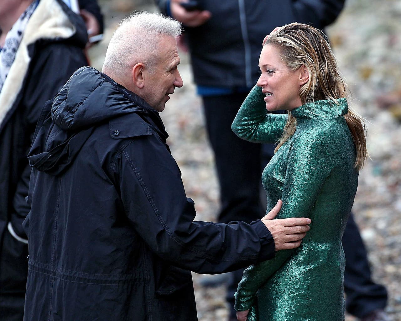 Y mira nada más con quién se puso a platicar...