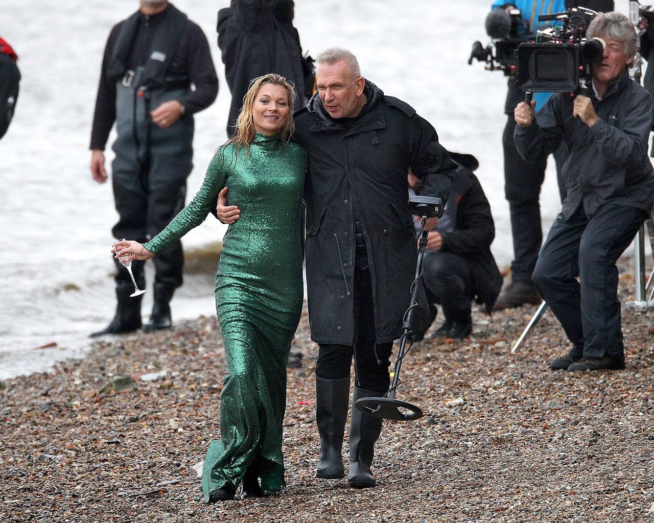 El diseñador también la acompaña en la escena.