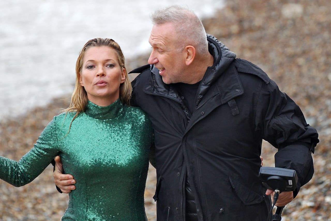 Los dos se alejaron platicando, como buenos amigos.