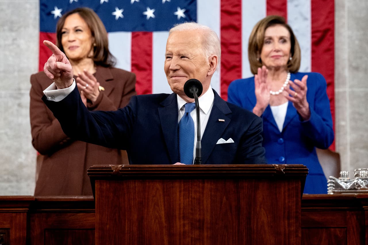 El presidente Biden habló de la necesidad de reactivar la producción industrial estadounidense. Justo en ese momento se escuchó el cántico "EEUU, EEUU" (USA, USA) siendo entonado desde el lado de la bancada demócrata.
<br>