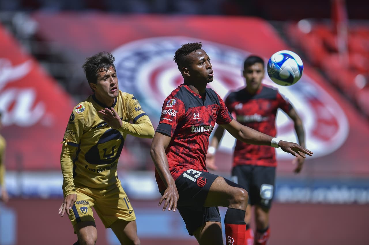 Una polémica victoria para los 'Diablos Rojos', pues el árbitro anuló un gol para los Pumas de la UNAM y, de último minuto, Alexis Canelo anotó el gol del gane para Toluca en casa, durante la Jornada 6 del Torneo Guard1anes 2021.