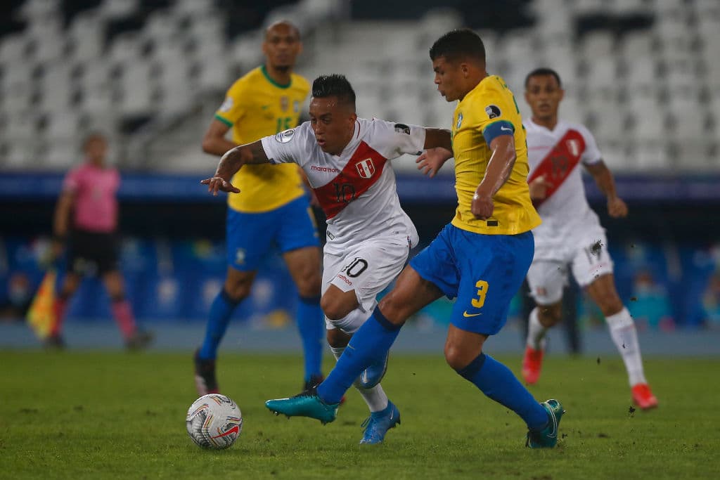 Perú no logra meter ni las manos y Brasil se los hace pagar caro con una golead a de 4-0.