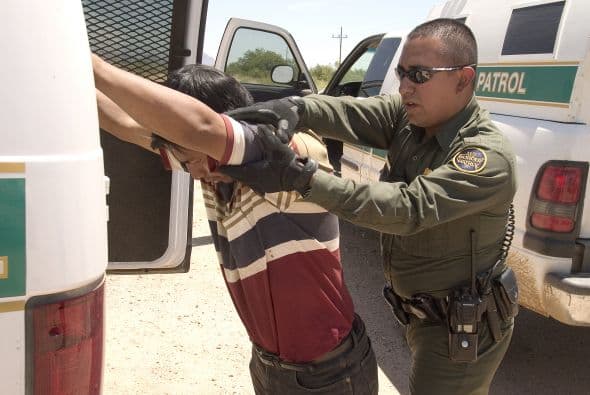 La CBP también muestra imágenes de la detención de indocumentados cruzando la frontera. (Crédito: cbp.gov).